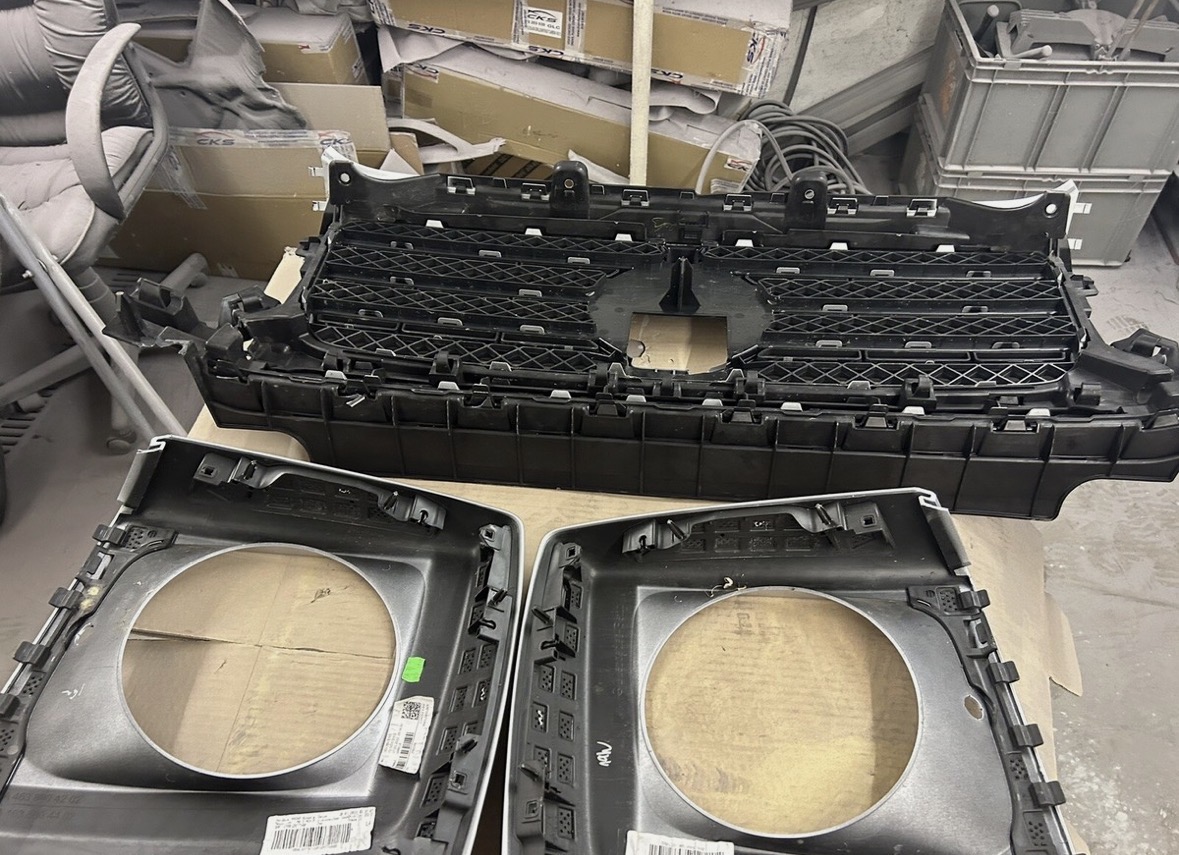 Mercedes G Wagon Front Grille - Image 2